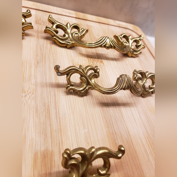 Set of 5 Vintage French Provincial Style Drawer Pulls Brass Tone - Picture 3 of 11